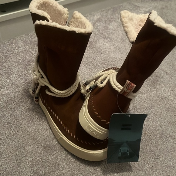 NWT Toms boots in brown - Picture 2 of 4